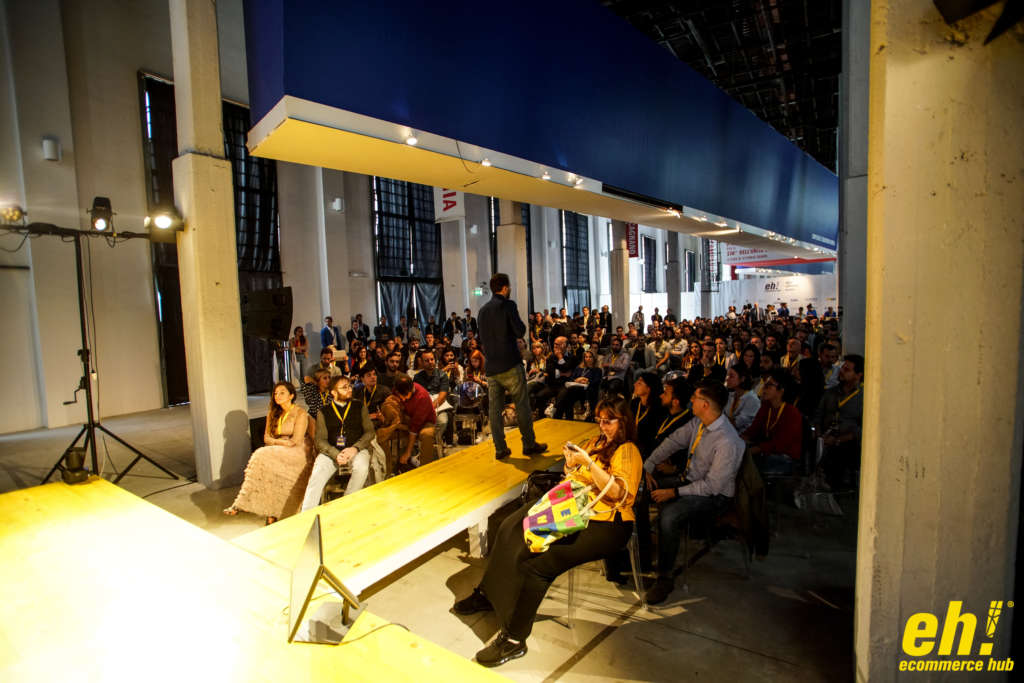 L'immagine mostra la sala plenaria dell'ecommerce hub durante l'edizione del 2018. La sala è piena.
